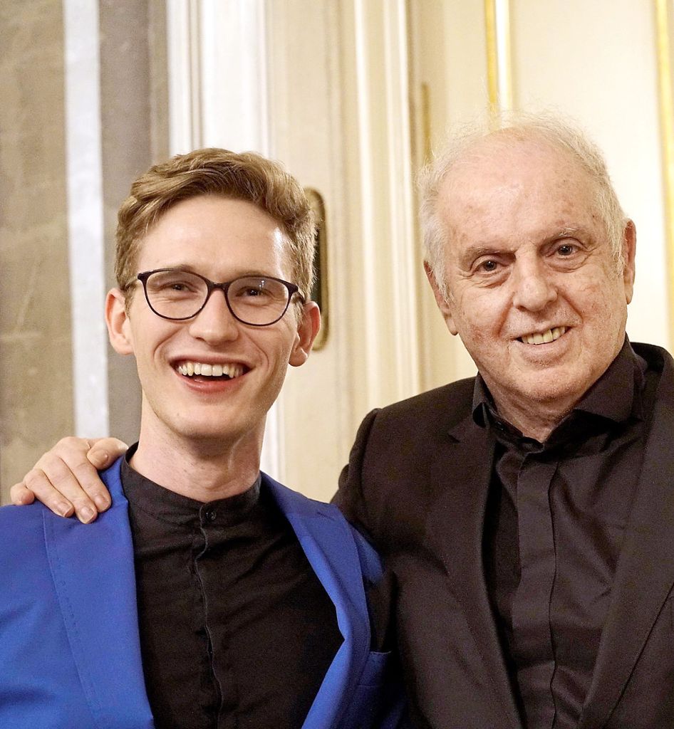 Thomas Guggeis und Daniel Barenboim1579269982530guggeis und barenboim 100 v 16x92dM ad6791ade5eb8b5c935dd377130b903c4b5781d8